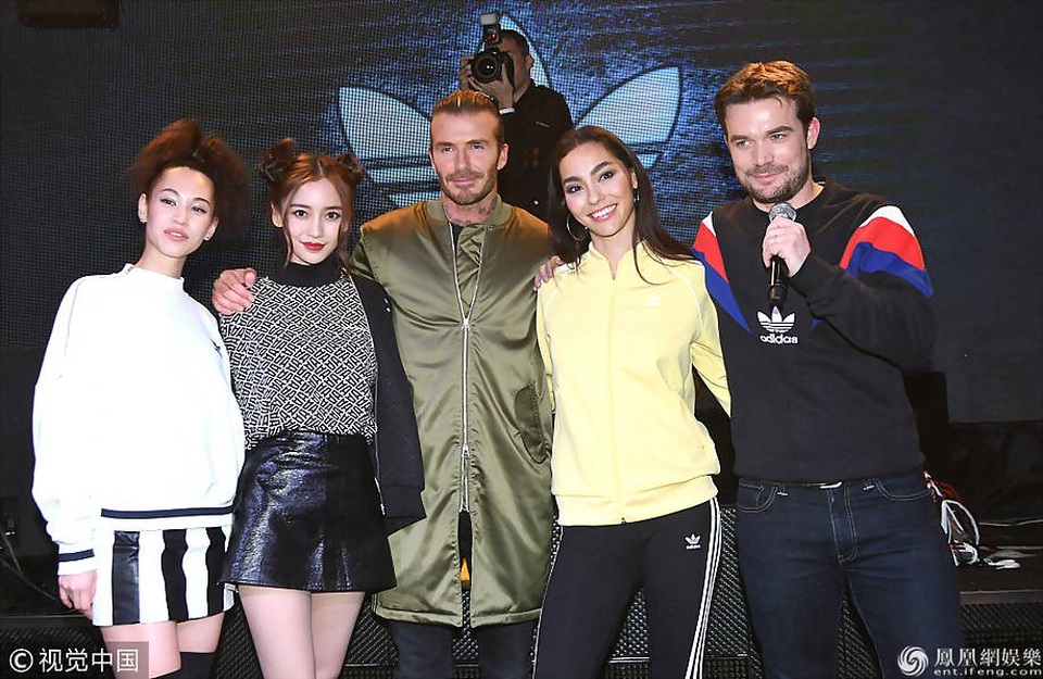 Angelababy phấn khích khi được gặp và nắm tay David Beckham - 9
David Beckham chụp hình chung với các người mẫu có mặt tại sự kiện tối qua 4/12.