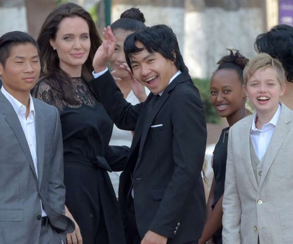 Không có chuyện Brad Pitt nói xấu Angelina Jolie! - 4
Angelina Jolie cùng các con tới Căm-pu-chia quảng cáo bộ phim mới, tháng 2/2017.