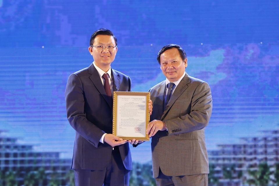 Quần thể du lịch nghỉ dưỡng sinh thái FLC đạt chuẩn 5 sao - 1
Ông Lê Thành Vinh - Tổng Giám đốc Tập đoàn FLC đón chứng nhận 5 sao từ ông Nguyễn Văn Tuấn - Tổng Cục Trưởng Tổng cục Du lịch.
