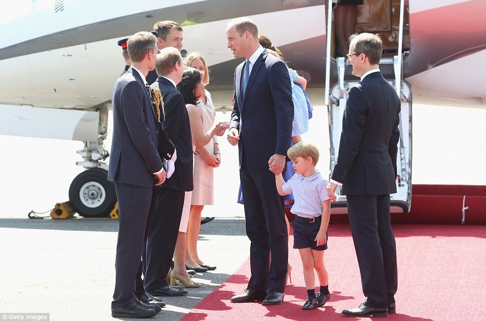 Hoàng tử nhí George dường như vẫn còn “ngái ngủ” sau chuyến bay từ Ba Lan khi cùng cha mẹ tới Berlin, trong khi Công chúa Charlotte có vẻ hào hứng hơn. (Ảnh: Getty)