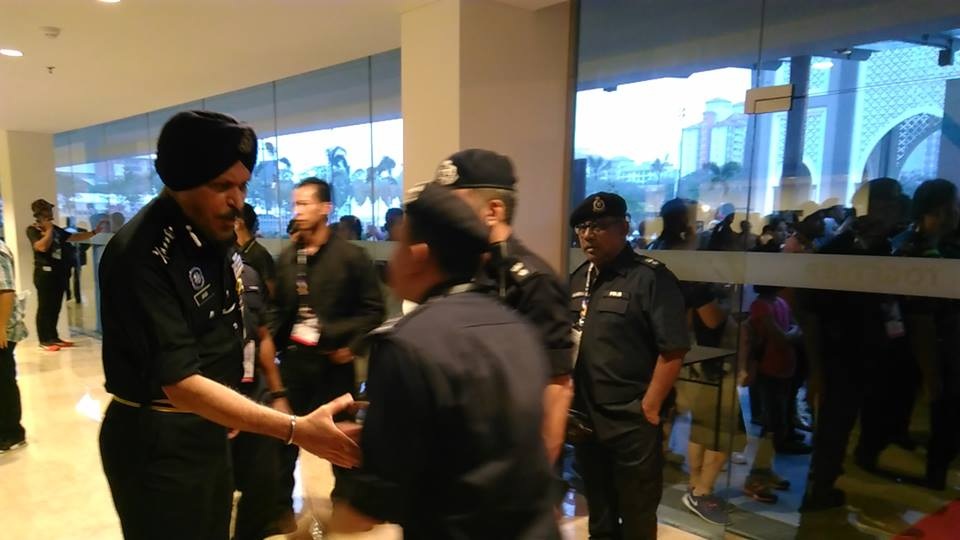 Lễ khai mạc SEA Games 29: Bữa tiệc đậm đà bản sắc văn hóa - 22
Nhân viên an ninh làm việc trước sân Bukit Jalill, ảnh: Q.H