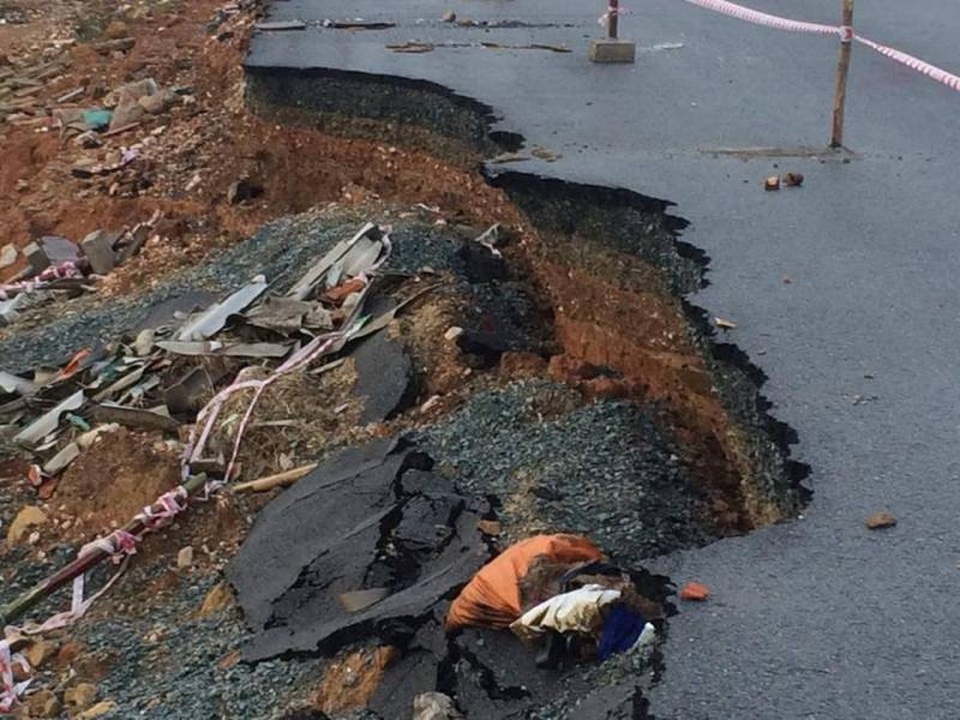 Con đường “tan hoang” sau bão: Đề nghị kiểm tra lại chất lượng công trình - 1 Nhiều vị trí bị sụp lún như thế này