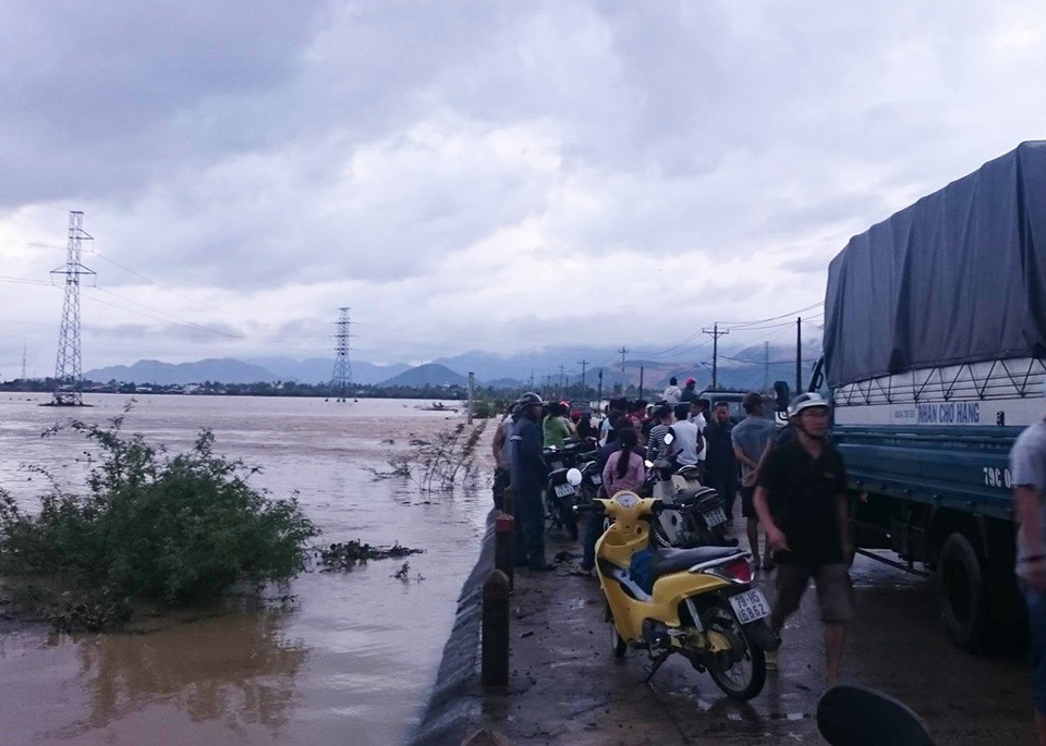 Mưa lớn ở thượng nguồn, Nha Trang ngập nặng nhiều nơi - 1 Đường vào xã Vĩnh Phương (TP Nha Trang, Khánh Hòa) bị ngập sâu khiến hàng loạt các phương tiện ách tắc