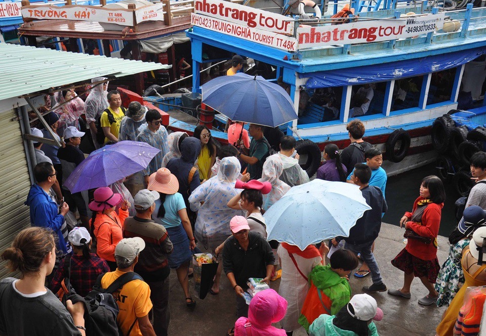 Dù sáng nay trời có mưa nhỏ nhưng du khách thạm quan biển đảo vẫn nhộn nhịp