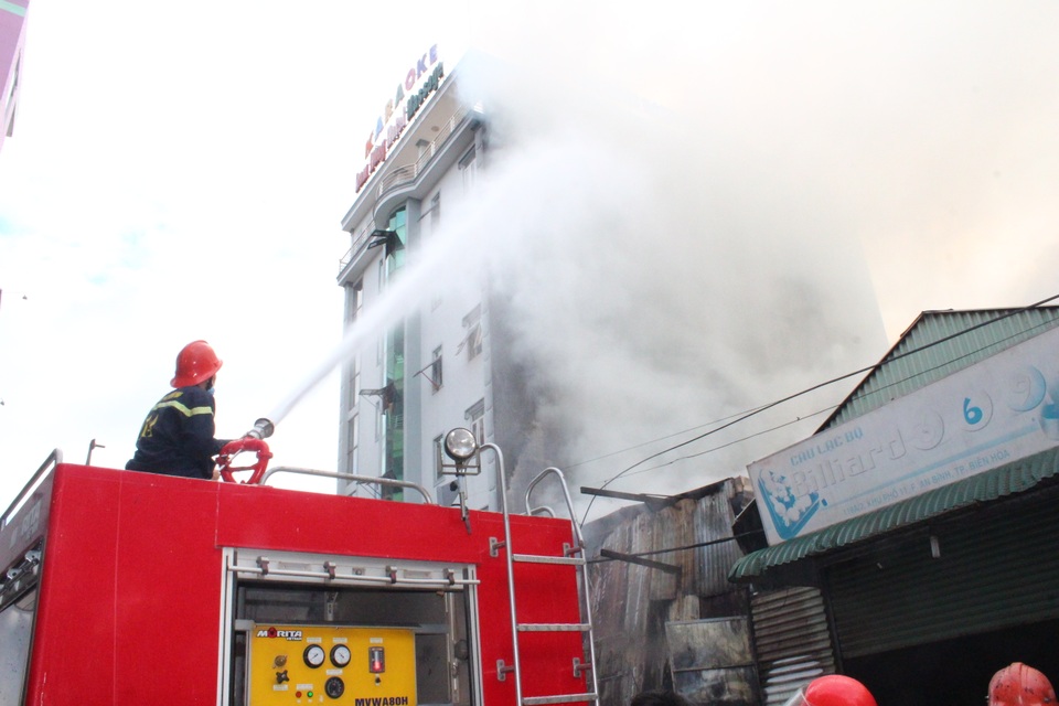 Cháy kho hàng cạnh quán karaoke, khách hát hoảng loạn tháo chạy - 1 Cảnh sát PCCC phun nước chữa cháy