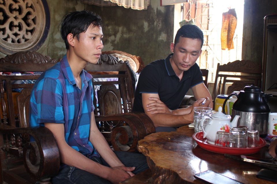 Vụ xe khách tông xe tải: Dang dở mãi ước mơ đại học của hai nữ sinh - 1
Em Lê Văn Được (áo xanh bên trái) vẫn chưa hết bàng hoàng khi nhớ lại sự việc