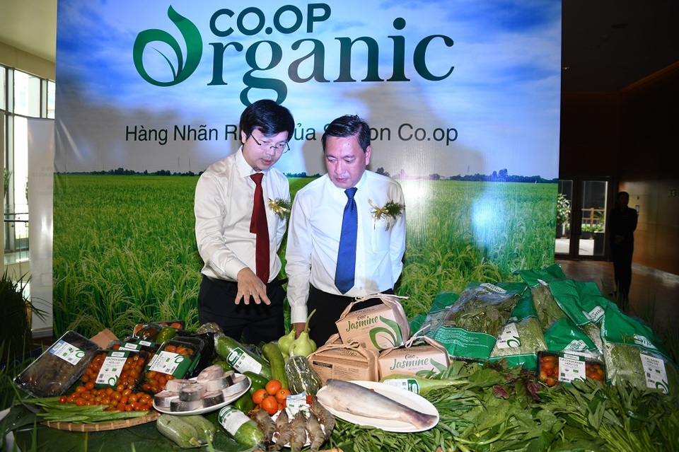 4 nhóm nông sản Việt được Bộ Nông nghiệp Hoa Kỳ chứng nhận đạt chuẩn USDA - 1 Ông Phạm Trung Kiên - Phó Tổng Giám đốc Saigon Co.op ( bìa trái ) và ông Phạm Thành Kiên - Giám đốc Sở Công thương TP.HCM tham quan khu trưng bày sản phẩm Co.op Organic