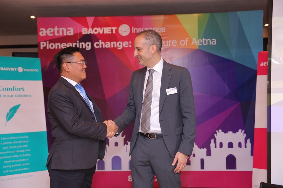 Bảo hiểm Bảo Việt và Aetna International ra mắt sản phẩm bảo hiểm sức khỏe đẳng cấp thế giới - 1 Ông Đỗ Trường Minh, Quyền Tổng Giám đốc Tổng Công ty Bảo hiểm Bảo Việt và ông Derek Goldberg, Giám đốc điều hành Aetna khu vực Châu Á Thái Bình Dương thể hiện quyết tâm triển khai thắng lợi sản phẩm mới