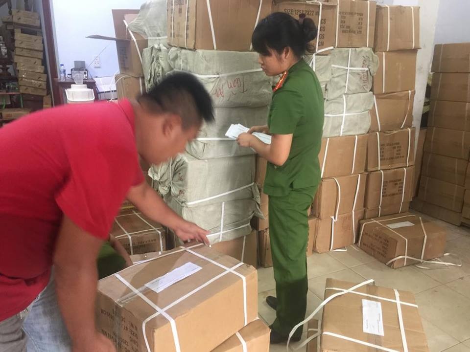 Đồng Nai: Phát hiện 5 kho hàng lậu - 1 Hàng trăm thùng hàng lậu bị lực lượng công an phát hiện