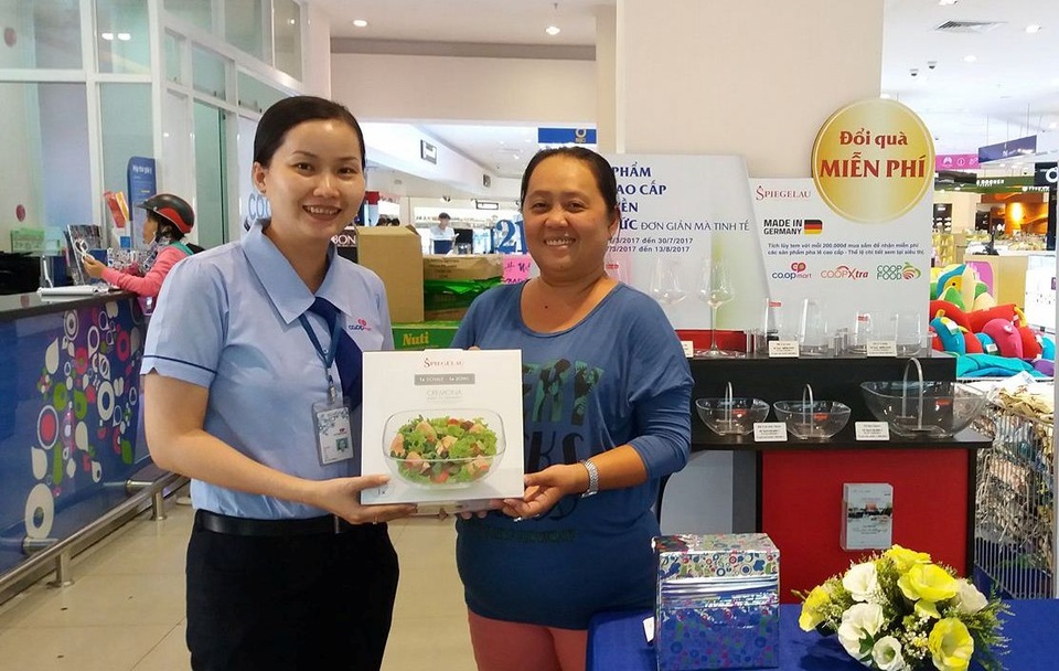 Siêu thị Co.opmart dập dìu khách hàng đến nhận quà sang miễn phí - 1 Khách hàng nhận miễn phí tô pha lê cao cấp trị giá hơn 1 triệu đồng tại Co.opmart Cần Thơ