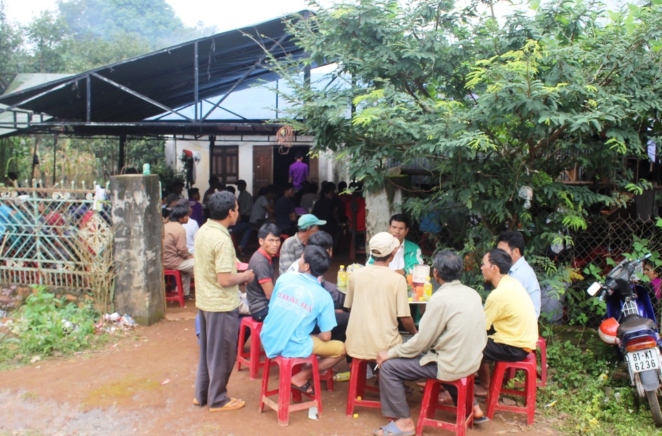 Vụ 3 người trong dòng họ chết không rõ nguyên nhân: Phun thuốc khử trùng cả làng - 1 Nhiều người trong làng đang hoang mang vì cái chết không rõ nguyên nhân