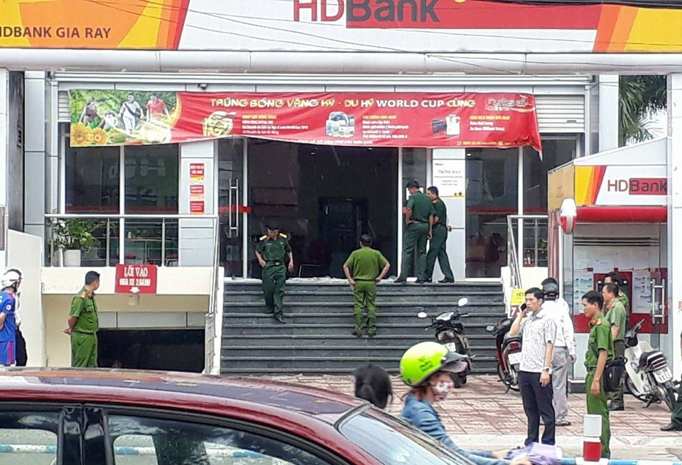 Nam thanh niên dùng búa cướp ngân hàng như phim hành động - 1 Cơ quan chức năng tiến hành phòng tỏa hiện trường vụ việc.