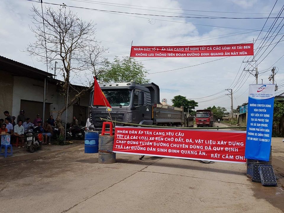 Dân chặn đường ngăn xe ben vào mỏ đá Tân Cang - 1 Người dân lập hàng rào và giăng biểu ngữ yêu cầu các xe ben chở đá không được đi vào đường Đinh Quang Ân.