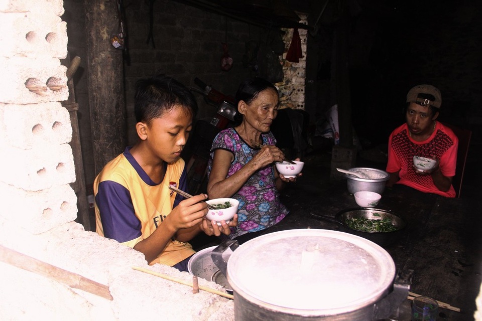 Tết của những đứa trẻ ở xã không chồng - 3 Em Cao Văn Tuấn (SN 2003, xóm 3, xã Nghi Đồng, huyện Nghi Lộc) là hoàn cảnh hết sức éo le khi em sinh ra không có bố và cách đây một năm mẹ em đột ngột qua đời vì bệnh tật nên với em “Tết đoàn viên” là điều không thể nào có