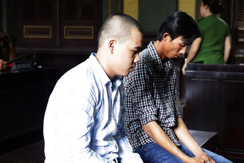 Mất mạng vì... bịa chuyện - 1
Bị cáo Khang (áo trắng) và Kha tại phiên tòa.