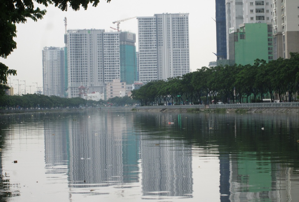 Người Sài Gòn ám ảnh mối nguy hiểm treo lơ lửng trên đầu - 1