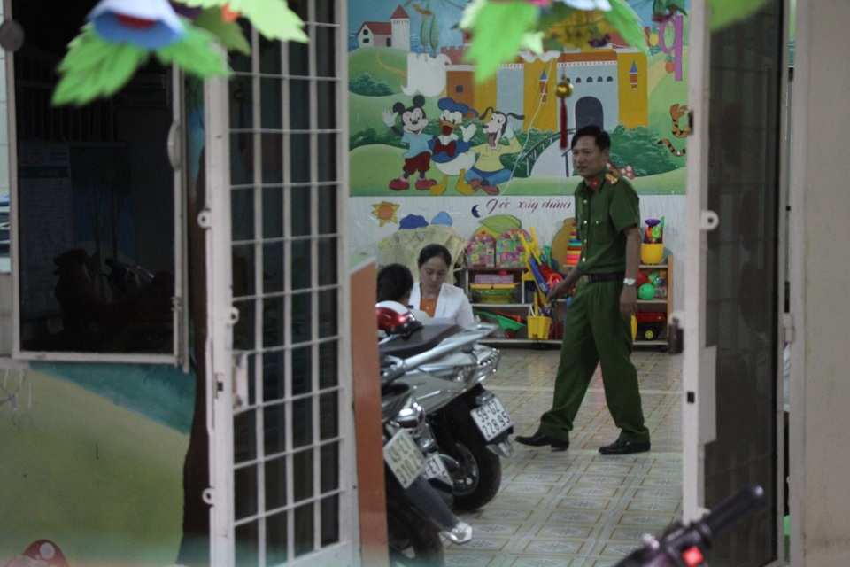 Vụ bảo mẫu bạo hành trẻ kinh hoàng: Đình chỉ hoạt động cơ sở mầm non - 1 Công an kiểm tra cơ sở mẫu giáo Mầm Xanh