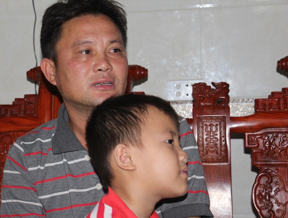 Công khai xin lỗi, hỗ trợ tiền cho cháu bé 5 tuổi bị cột viễn thông đè nát chân! - 2
Sau khi báo Dân trí có loạt bài phản ánh, gia đình cháu Sang đã tìm được quyền lợi cho mình.
