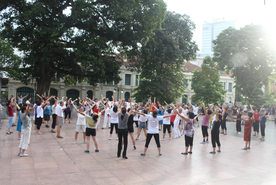 Bể bụng với "Yoga cười" bên Hồ Gươm - 1
6h sáng dưới tượng đài Lý Thái Tổ, Câu lạc bộ Yoga cười Việt Nam bắt đầu với bài tập