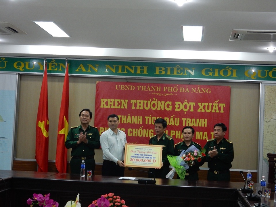 Chặt đứt đường dây mua bán ma túy liên tỉnh, thu 8,5kg ma túy dạng cỏ Mỹ - 1 Phó Chủ tịch UBND TP Đà Nẵng Hồ Kỳ Minh thưởng “nóng” cho Bộ đội Biên phòng thành phố