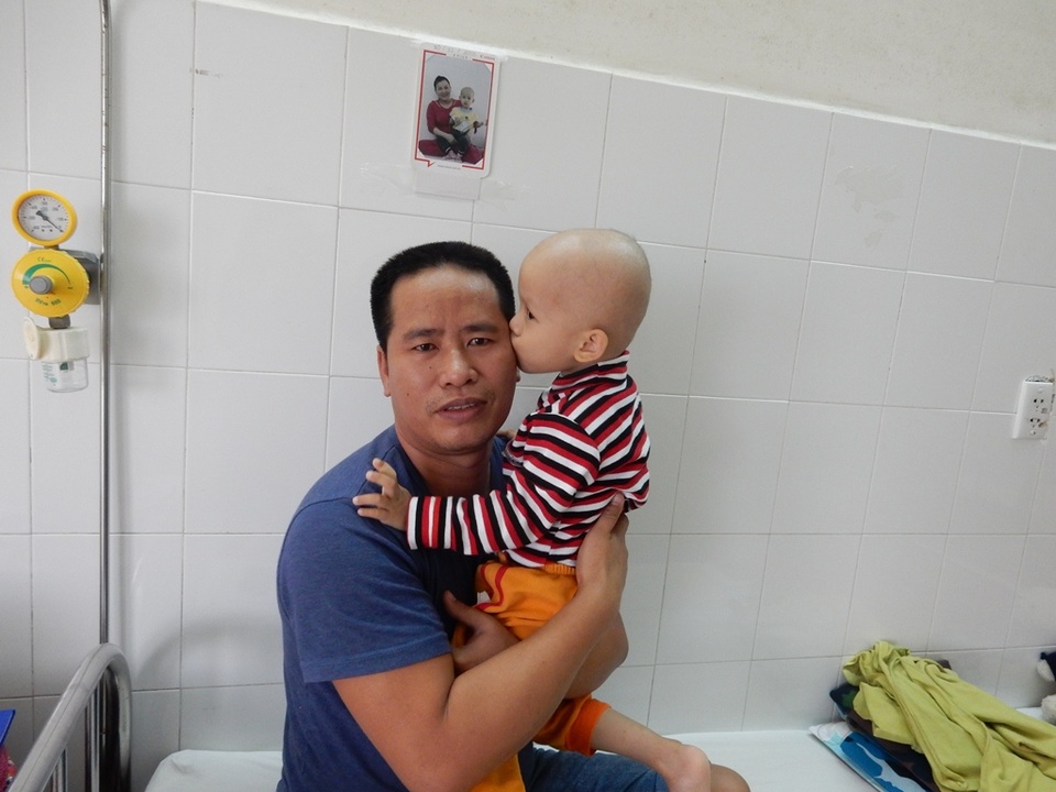 Thương cháu bé hơn 3 tuổi bị u nguyên bào thần kinh giai đoạn cuối - 3 Cháu Anh Hoàng rất quấn bố