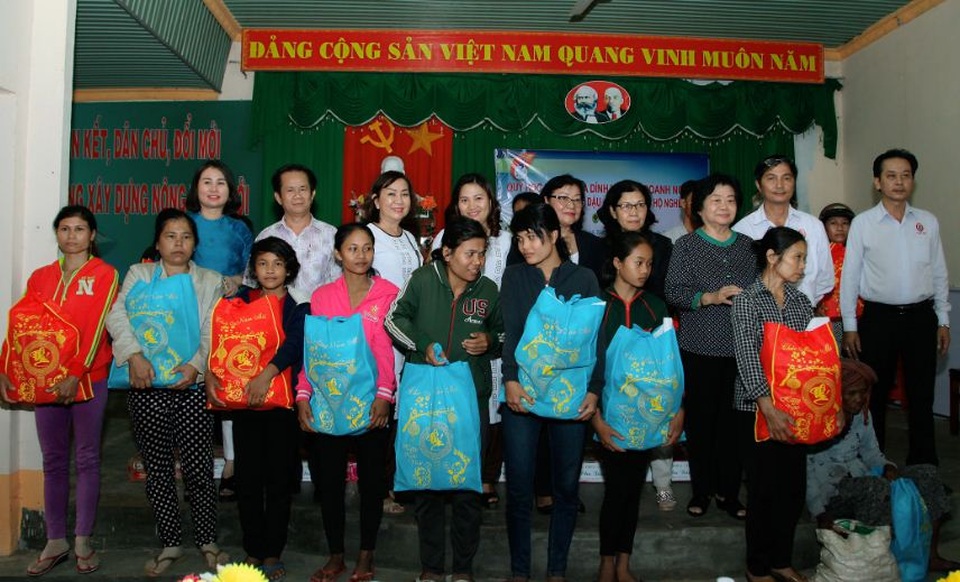 Việt Sin tặng quà tết cho các hộ nghèo tỉnh Bình Phước - 1 Công ty Việt Sin tham gia cùng đoàn từ thiện Quỹ học bổng Vừ A Dính tặng quà tết cho đồng bào nghèo tỉnh Bình Phước
