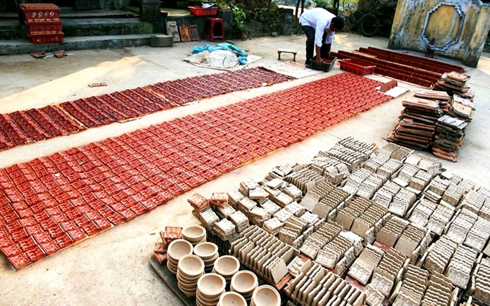 Nghề làm tượng tiễn ông Công ông Táo ở Hội An vào mùa Tết - 1 Trước đây nhiều người theo nghề, nhưng do giá thành quá rẻ so với công sức bỏ ra nên hiện nay chỉ còn vài hộ dân tại làng gốm Thanh Hà vẫn còn giữ nghề