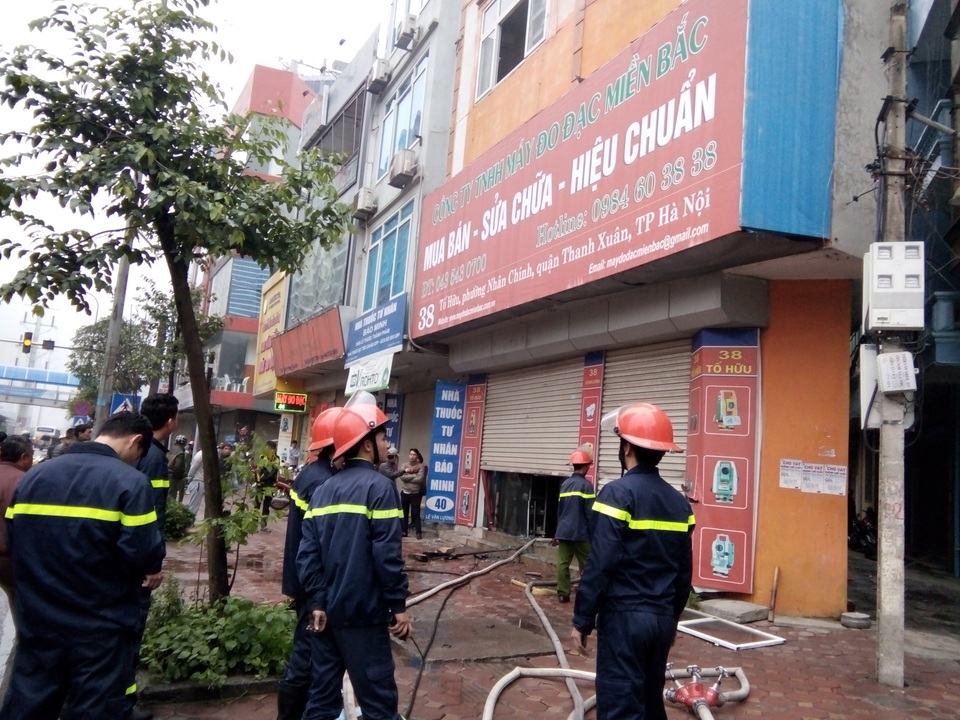 Hà Nội: Cháy cửa hàng trên đường Tố Hữu - 1 Lực lượng PCCC đã phải phá cửa cuốn để phun nước vào bên trong chữa cháy.