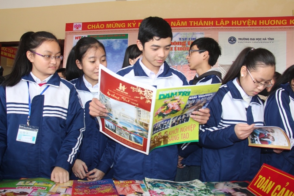 Bức tranh đa màu về báo chí trong ngày Hội Báo xuân 2017 - 6 Với hình thức bắt mắt, những bài viết sinh động, hấp dẫn đã thu hút được đông đảo bạn đọc tại Hội Báo xuân 2017