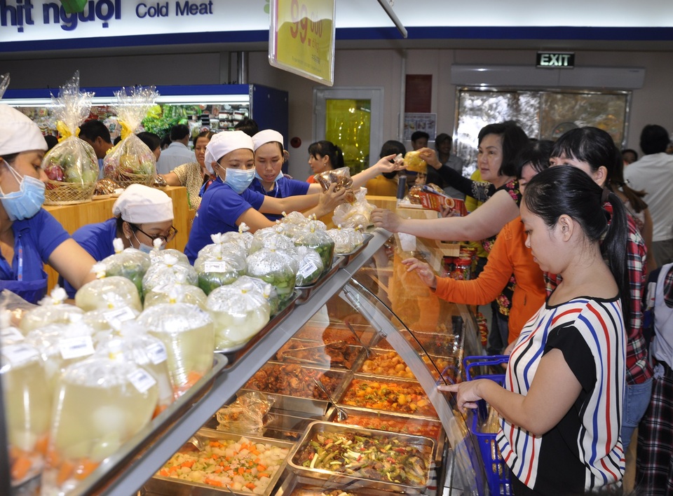 Dân Sài Gòn đi siêu thị đặt nồi thịt kho tết - 1 Quầy chế biến sản của Coopmart luôn đông khách