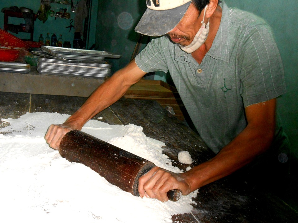 Làng bánh truyền thống An Lạc tất bật vào mùa Tết - 1 Cán mỏng bột làm bánh đậu xanh màu trắng