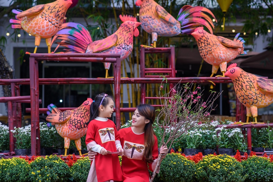 Lễ hội hoa xuân lớn nhất miền Bắc Tết Đinh Dậu - 1 Nằm trong khuôn khổ dự án lễ hội hoa xuân, toàn bộ trục đường chính phân khu Palm Spring khu đô thị Ecopark (Hưng Yên) cùng các công viên mùa Xuân, mùa Hạ, mùa Thu đều khoác lên mình chiếc áo rực rỡ của nhiều loại