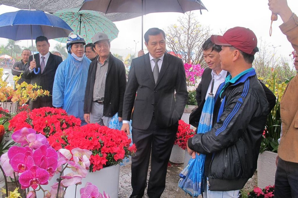 Chợ hoa Tết ế ẩm, Chủ tịch Đà Nẵng đội mưa đi động viên người bán - 1
Chủ tịch UBND TP Đà Nẵng cùng hai Phó Chủ tịch Đặng Việt Dũng và Hồ Kỳ Minh thăm hỏi, động viên người bán hoa Tết ở chợ hoa Đà Nẵng.