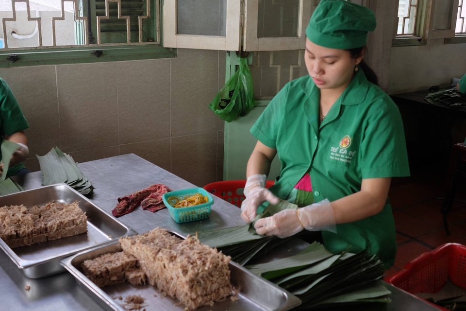 Ngày Tết, thưởng thức tré Đà Nẵng - 1 Công nhân đang gói tré