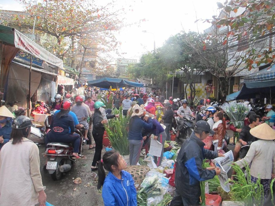 “Chen chân” sắm Tết trong phiên chợ ngày cuối năm - 1 Phiên chợ ngày cuối năm đông vui, nhộn nhịp hơn hẳn ngày thường