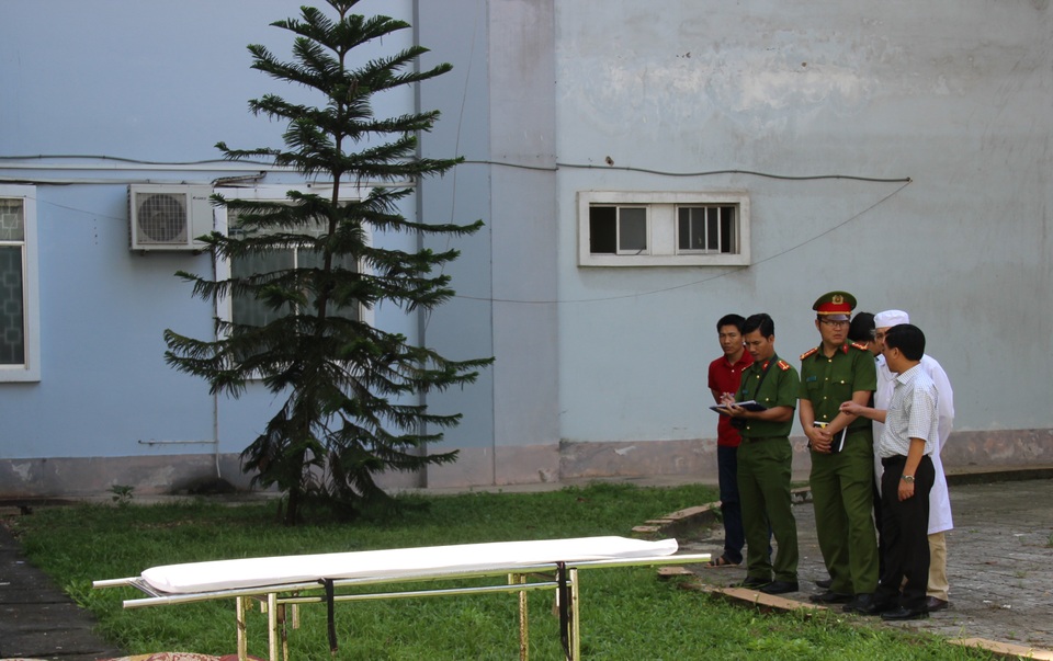 Hai người nhảy lầu tự tử tại Bệnh viện Đa khoa Quảng Ngãi - 2 Hiện trường vụ việc sáng nay 8/2