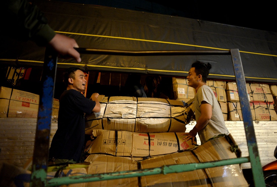 Chợ hoa lớn nhất Sài Gòn nhộn nhịp trước ngày 8/3 - 1 Chợ hoa Hồ Thị Kỷ (quận 10, TPHCM) luôn hoạt động 24/24 giờ mỗi ngày, vào đêm trước lễ 8/3, cảnh buôn bán càng trờ nên nhộn nhịp hơn. Những phu bốc vác ở chợ hoa phải hoạt động liên tục vì xe tải chở hàng đổ dồn về quá nhiều.