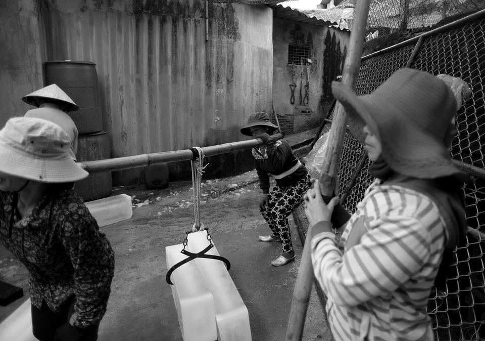 Nhọc nhằn những phụ nữ oằn mình gánh đá mưu sinh - 1 Hàng trăm phụ nữ ở xã Bình Châu chọn công việc vác đá lạnh để kiếm tiền nuôi con cái.