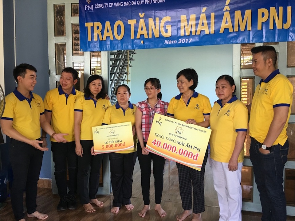 ​Đại diện Quỹ Từ Thiện PNJ trao tặng Mái Ấm PNJ cho hai thành viên có hoàn cảnh khó khăn của công ty PNJ