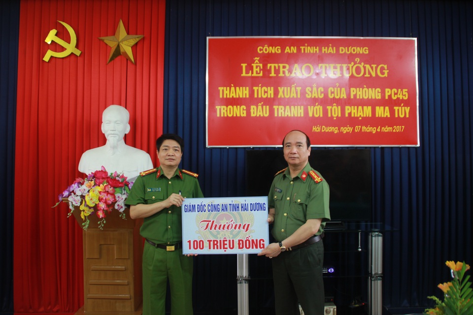 Công an tỉnh thưởng nóng 100 triệu đồng cho lực lượng phá án tội phạm ma túy - 1
Đại tá Bùi Ngọc Phi, giám đốc Công an tỉnh đã thưởng nóng đơn vị phá án 100 triệu đồng