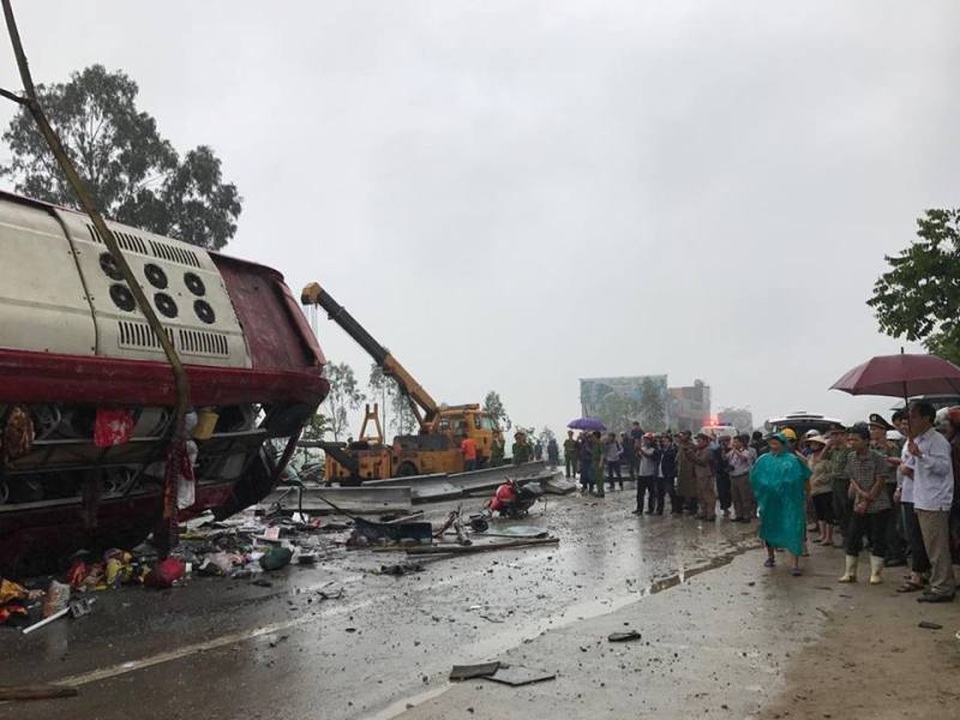 
Dải phân cách cứng bằng bê tông cũng bị đâm vỡ nát.
