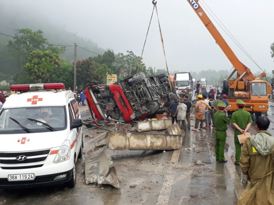 Hình ảnh hiện trường tan hoang của vụ lật xe khách - 13