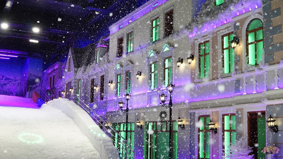 Phóng sự ảnh: Tuyết rơi giữa mùa hè Sài Gòn - 1
Snow Town Sài Gòn được thiết kế theo mô hình khu vui chơi tuyết trong nhà cho phép tạo tuyết không tan ở nhiệt độ phòng khoảng 20 độ C.
