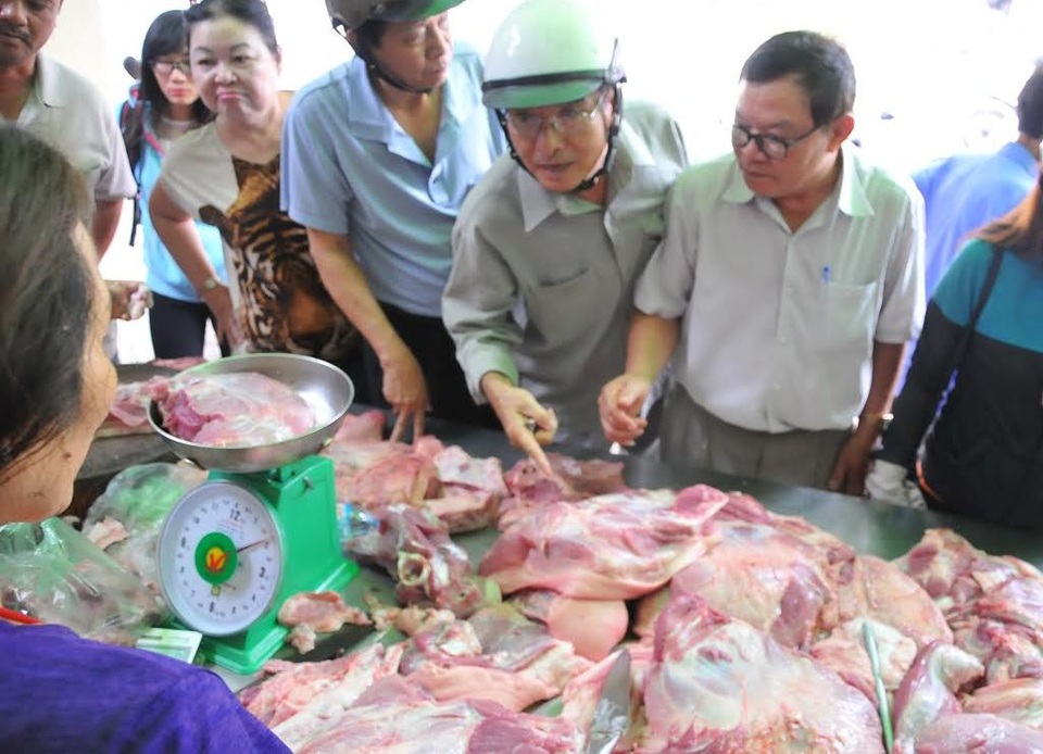 Đồng Nai đề nghị TPHCM tiêu thụ “giúp” 10.000 con heo/ngày - 1 Các điểm bán thịt heo sạch, bình ổn giá được Đồng Nai mở ra để giải cứu người chăn nuôi.