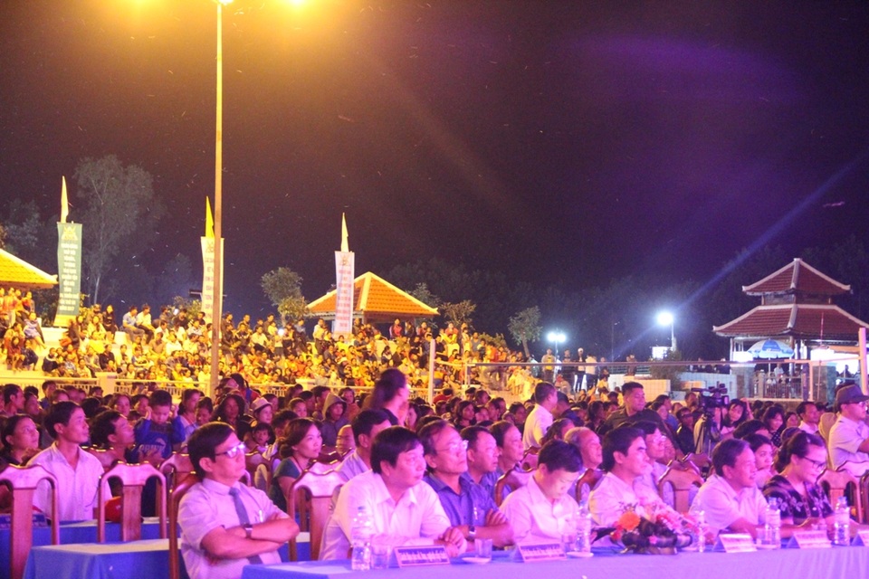 Đặc sắc ngày hội văn hóa thể thao du lịch miền núi tỉnh Thừa Thiên Huế - 1 Đông đảo người dân và du khách đến với đêm khai mạc