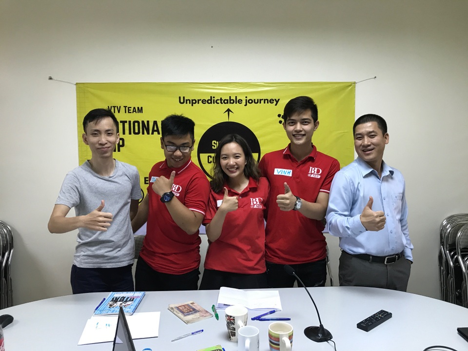 Sinh viên trường ĐH Kinh tế quốc dân sang Pháp dự cuộc thi “Accor Takeoff! 2017” - 1 VTV Team chụp ảnh cùng TS. Đồng Xuân Đảm,Viện trưởng Viện Đào tạo Quốc tế (phải ngoài cùng) ngay sau buổi phỏng vấn với tập đoàn Accor