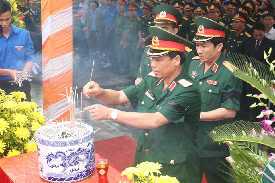 Xúc động ngày đón các liệt sĩ về đất mẹ - 3 Xúc động ngày đón các liệt sĩ về đất mẹ - 3