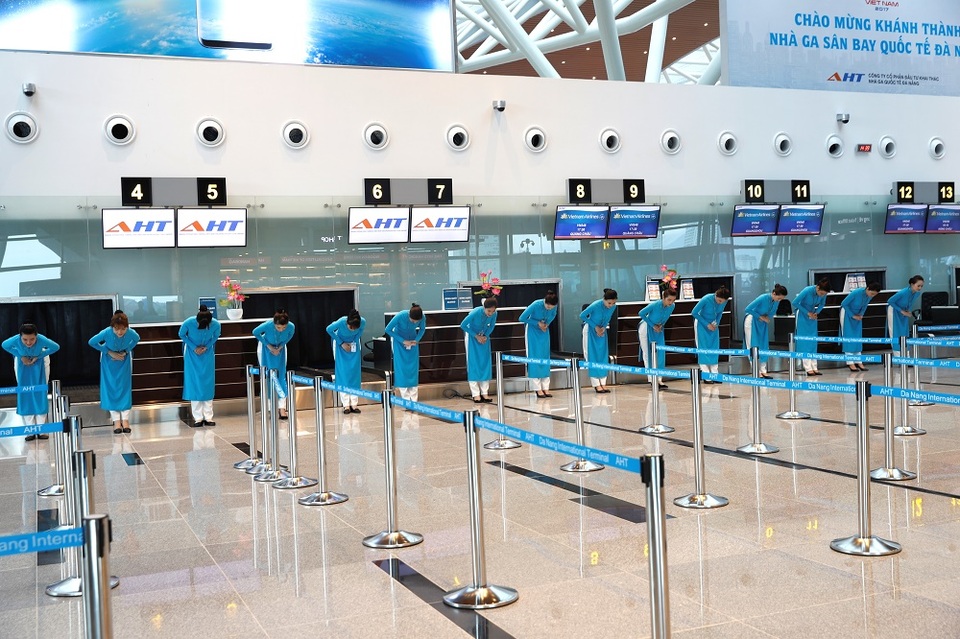 Vietnam Airlines khai trương hệ thống dịch vụ 4 sao tại sân bay Đà Nẵng - 2 Nhân viên mặt đất của Vietnam Airlines chào mừng khai trương hệ thống dịch vụ tại nhà ga Quốc tế T2 Đà Nẵng