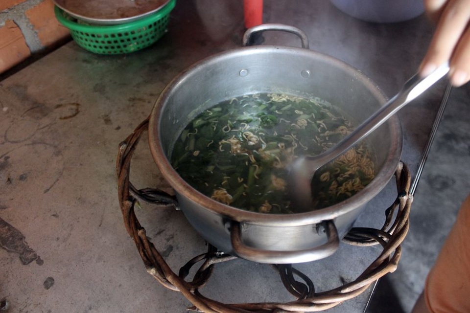 Người cha liệt tứ chi xót xa nhìn con thơ dại khát sữa - 3 Nồi canh rau chế mì tôm là món thường xuyên của gia đình anh Duy
