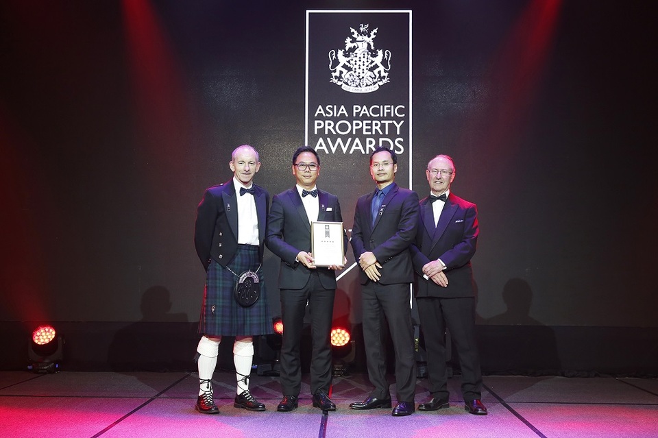 FLC lập cú “hat-trick” giải thưởng quốc tế - 1 Đại diện FLC nhận giải “Khách sạn mới có thiết kế và xây dựng đẹp nhất Việt Nam” tại lễ trao giải Giải thưởng Bất động sản Châu Á - Thái Bình Dương.